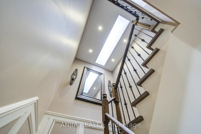 452 Fernleigh Circle S • Richmond Hill, ON photo 6