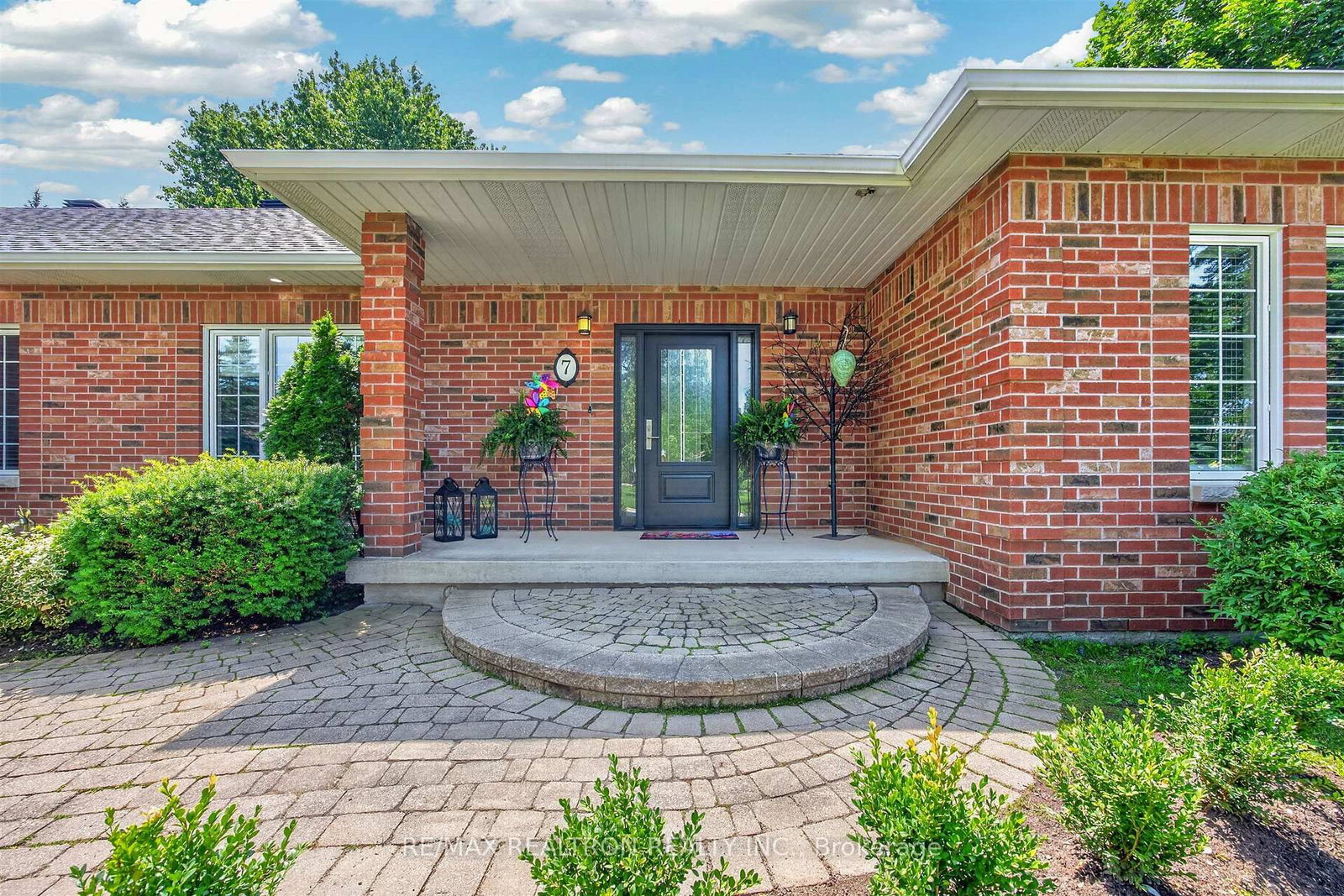 7 Maplehyrn Avenue • East Gwillimbury, ON photo 5