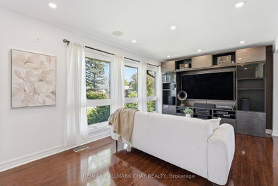 420 S Fernleigh Circle • Richmond Hill, ON photo 6