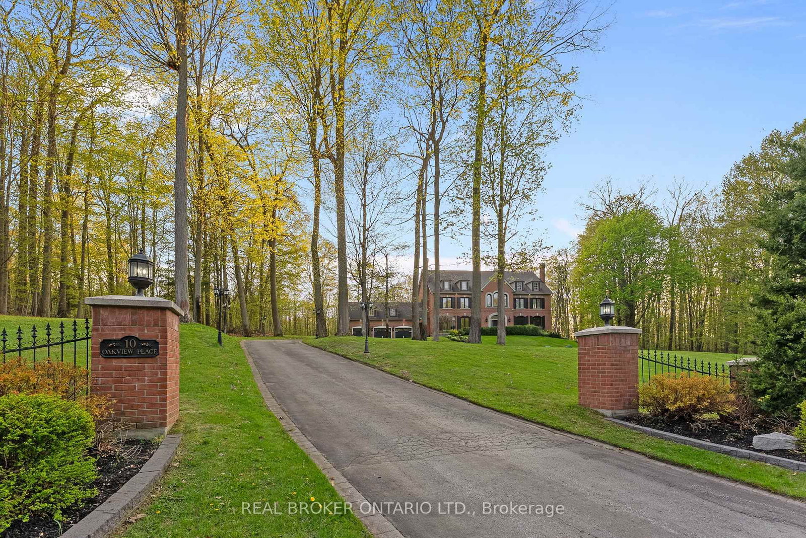 10 Oakview Place • Uxbridge, ON photo 2