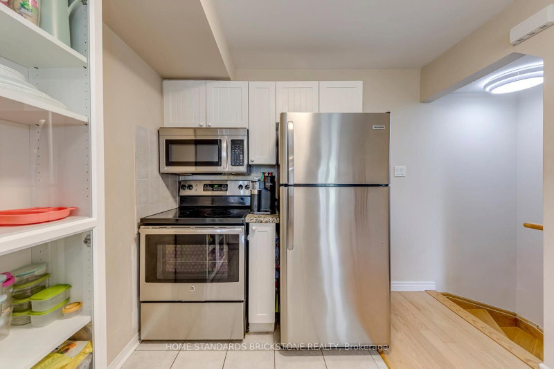 306 John St photo 4