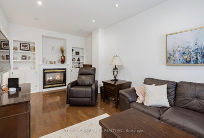 27 Pine Hollow Crescent • Vaughan, ON photo 8