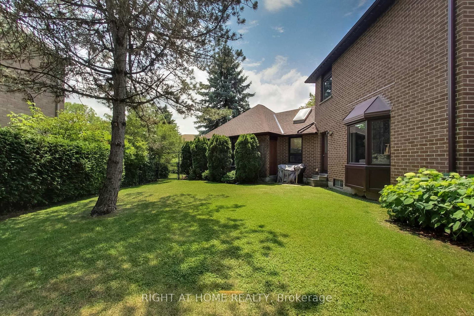 41 Bloomfield Trail • Richmond Hill, ON photo 11