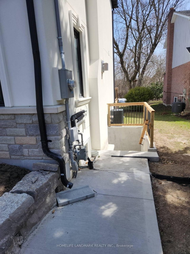 Basement Unit - 452 D'arcy Street S