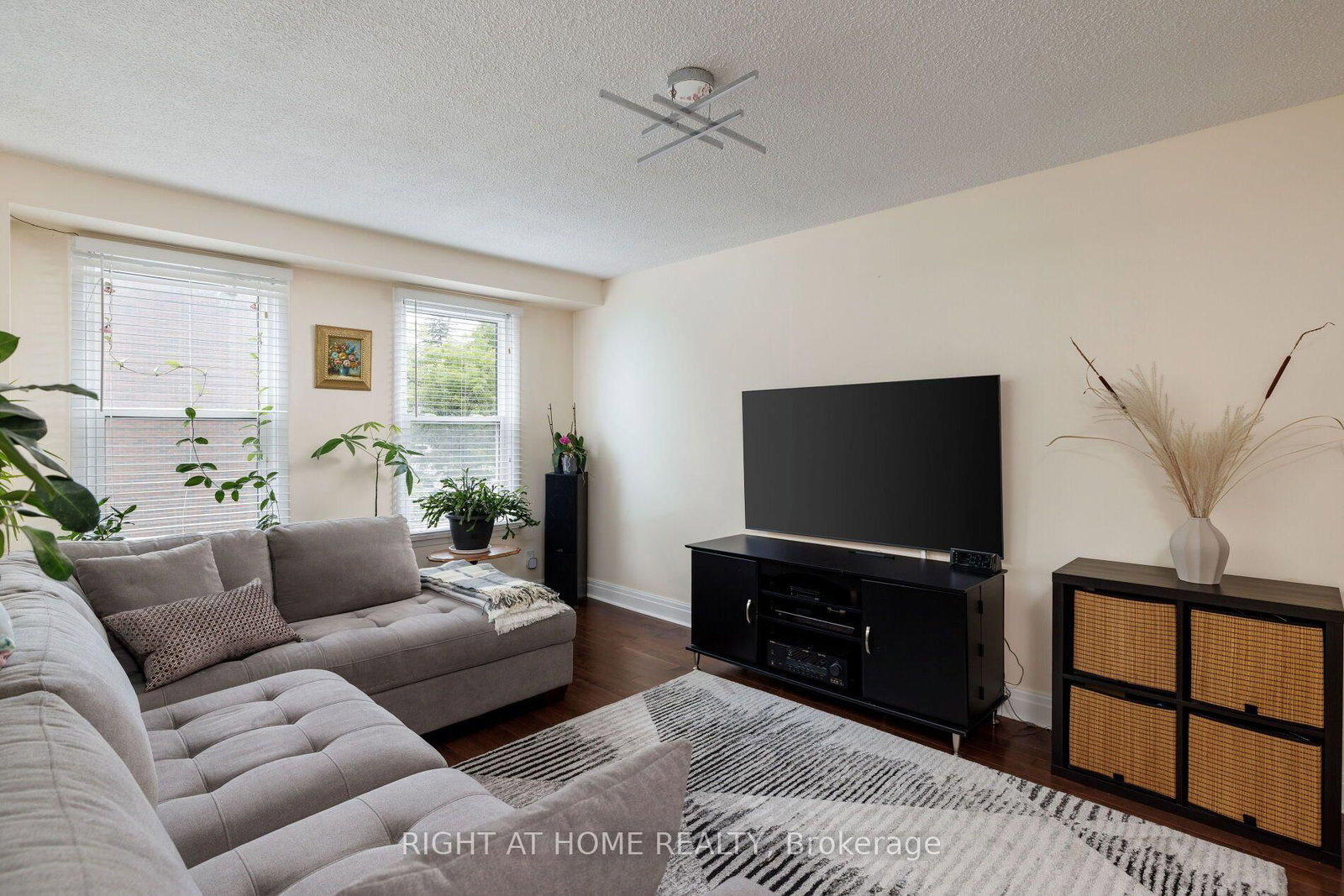 1994 John St Street • Markham, ON photo 2