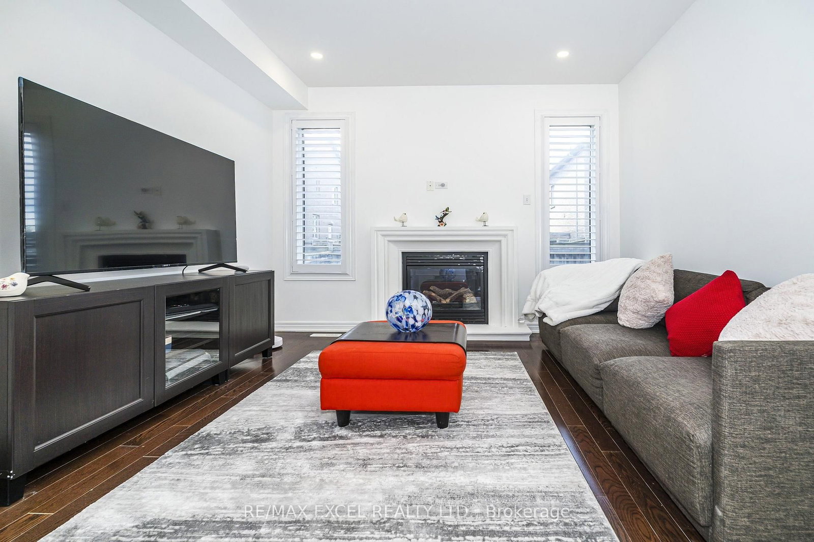 129 Lewis Honey Drive • Aurora, ON photo 3