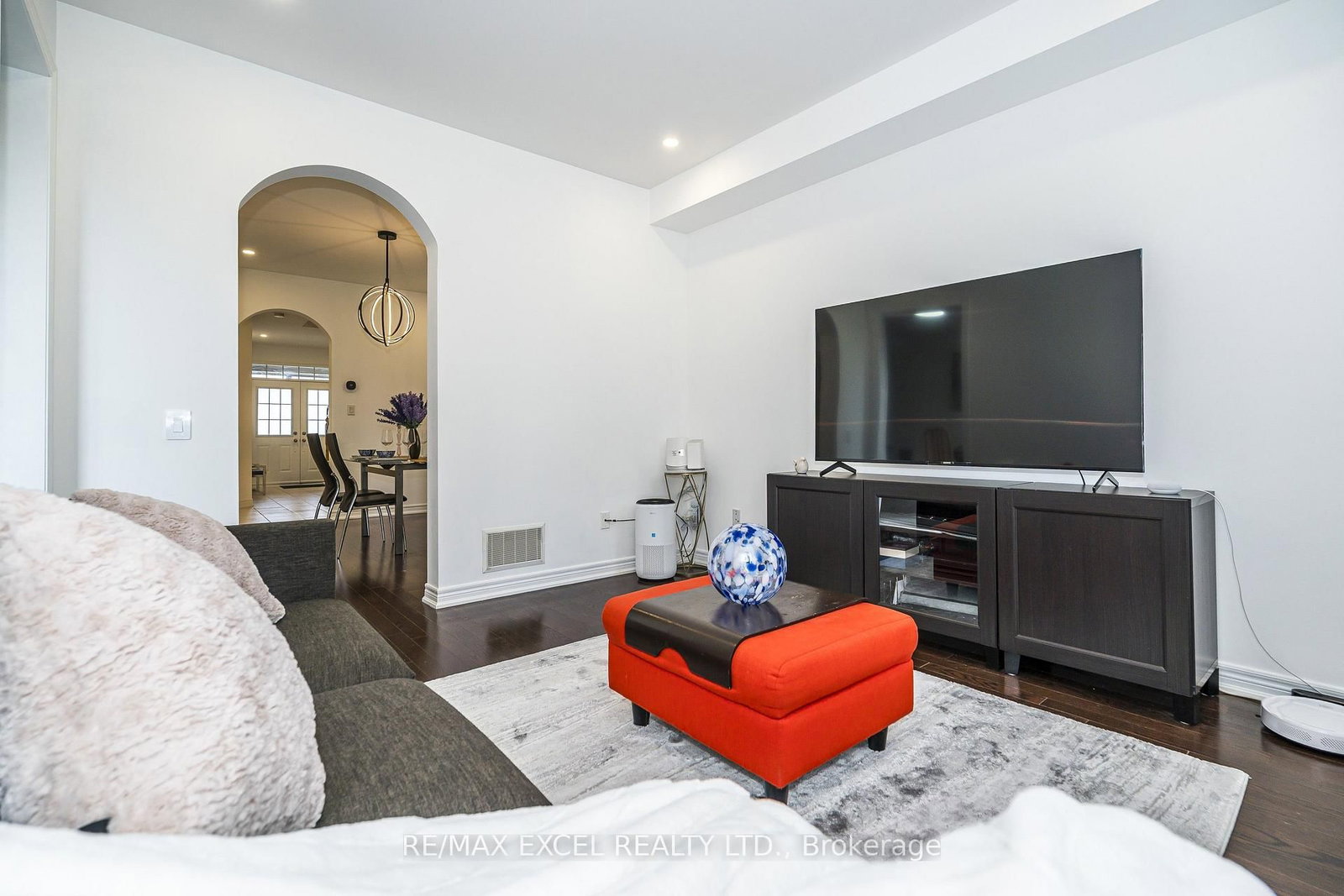 129 Lewis Honey Drive • Aurora, ON photo 4