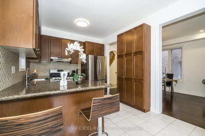 129 Lewis Honey Drive • Aurora, ON photo 6
