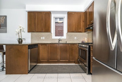 129 Lewis Honey Drive • Aurora, ON photo 8