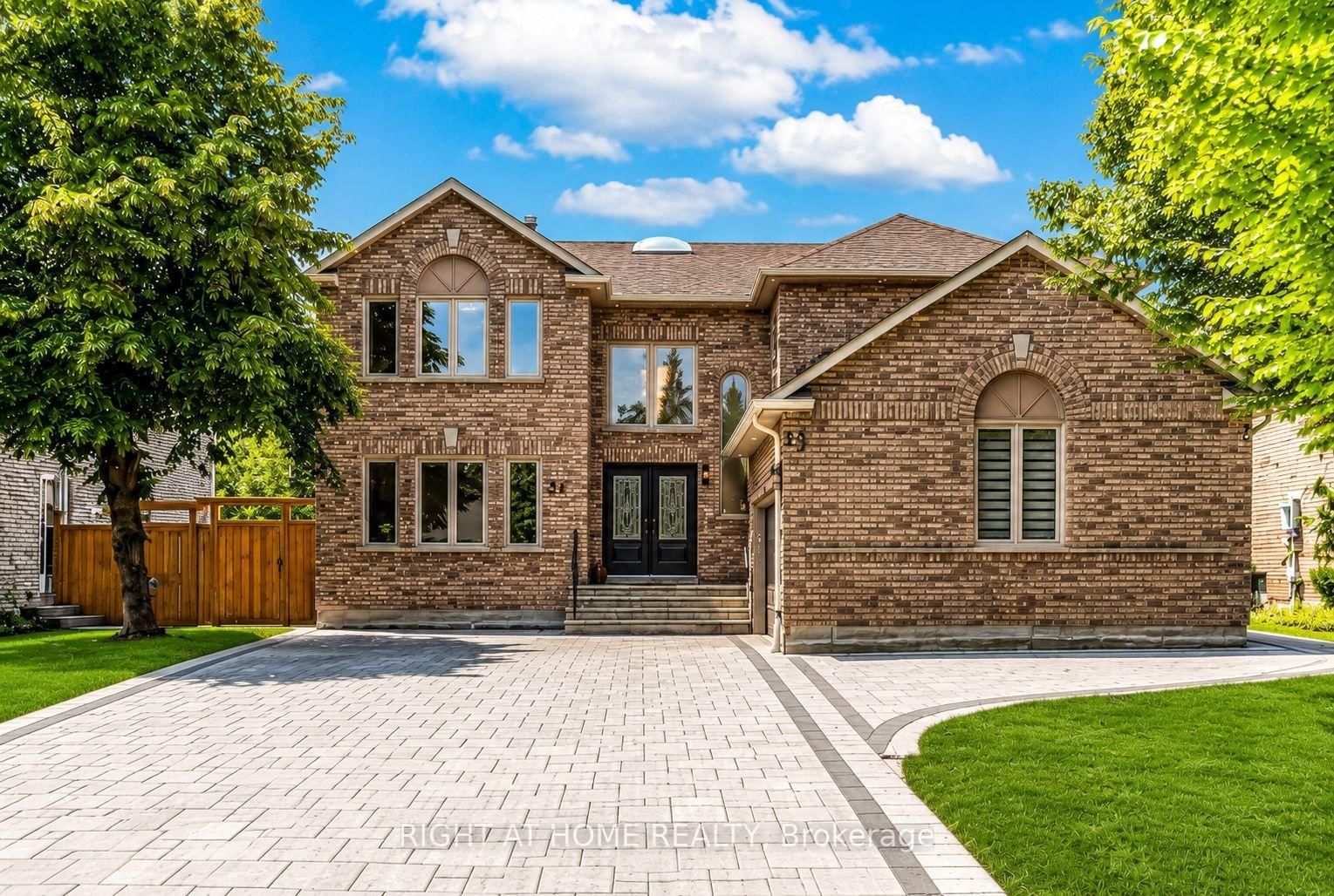 35 Harmony Hill Crescent • Richmond Hill, ON photo 2