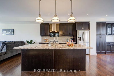 9 Milt Storey Lane • Whitchurch-Stouffville, ON photo 8