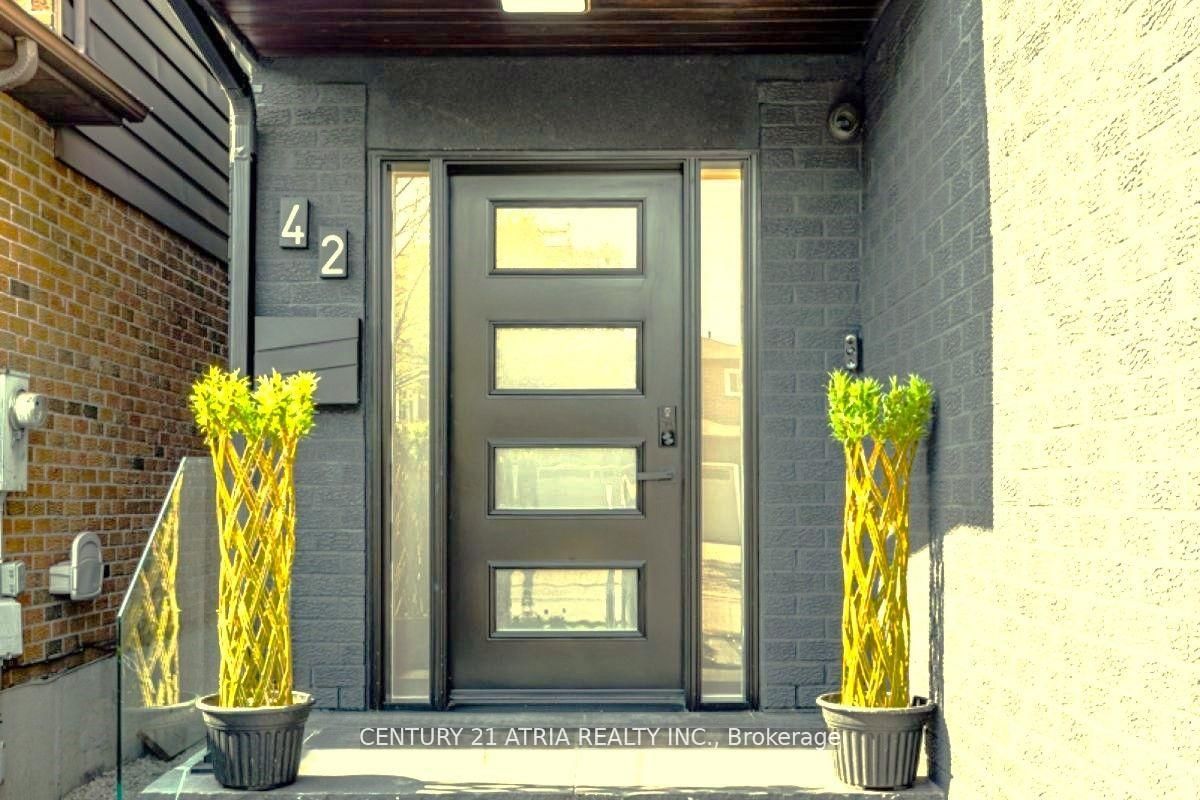 42 Coventry Court • Richmond Hill, ON photo 3