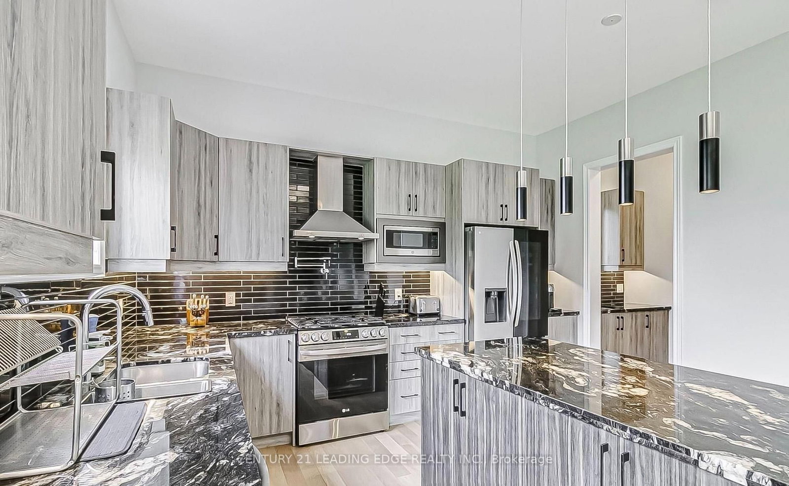 220 Olde Bayview Avenue • Richmond Hill, ON photo 4