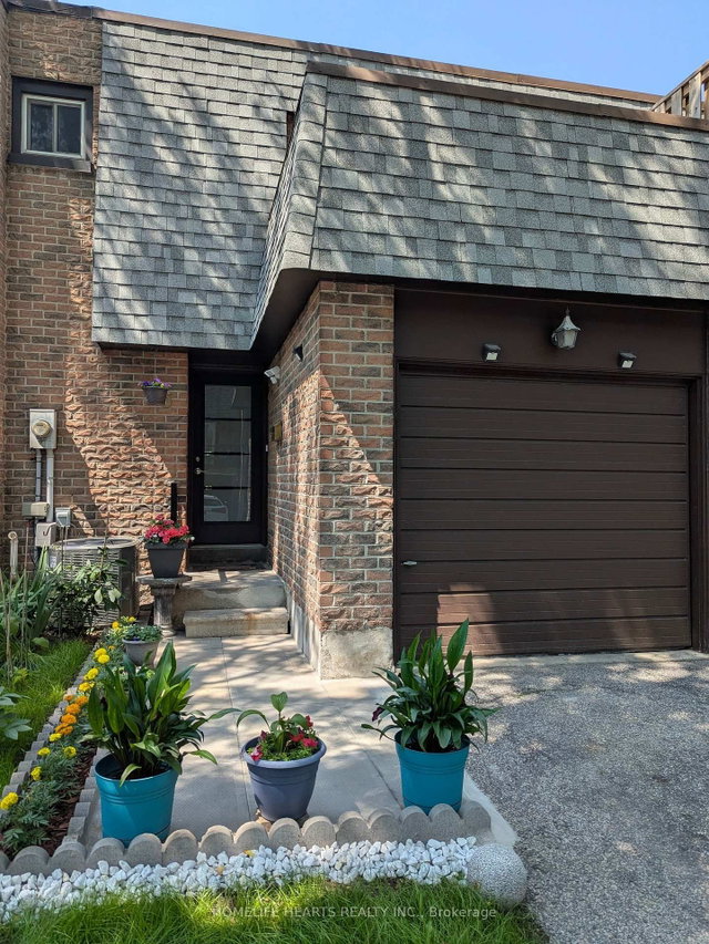 6 Woodglen Way