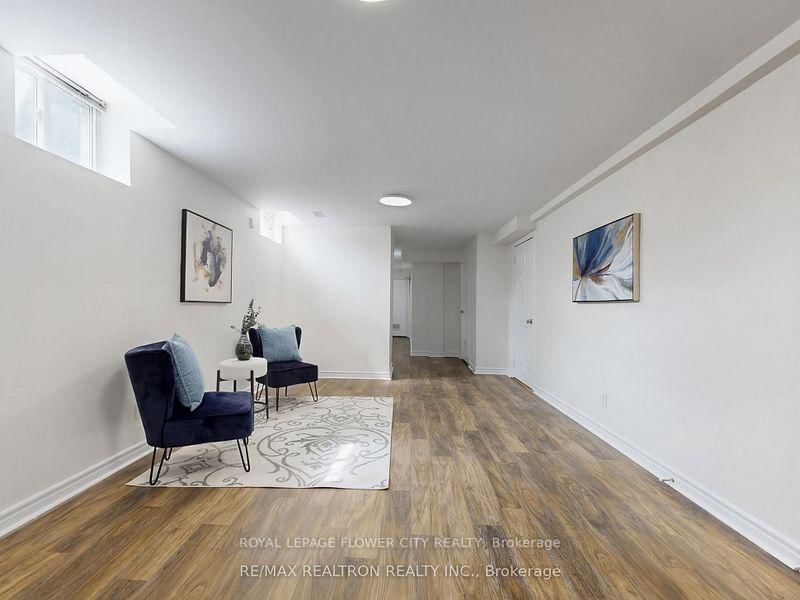 60 Colombo Cres photo 2