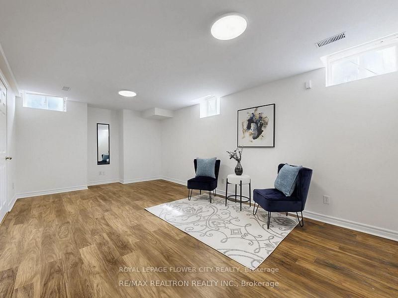 60 Colombo Cres photo 4