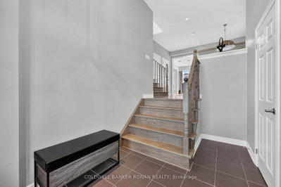 120 Lorne Thomas Place • New Tecumseth, ON photo 4