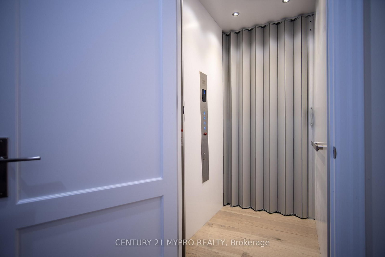 26 Calla Trail • Aurora, ON photo 18