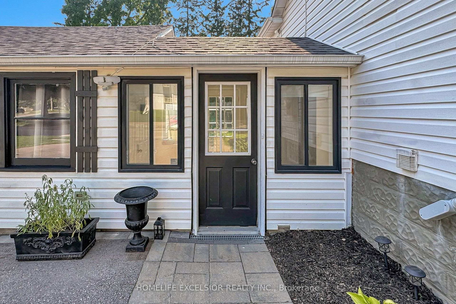 4 Albert Street • Whitchurch-Stouffville, ON photo 2