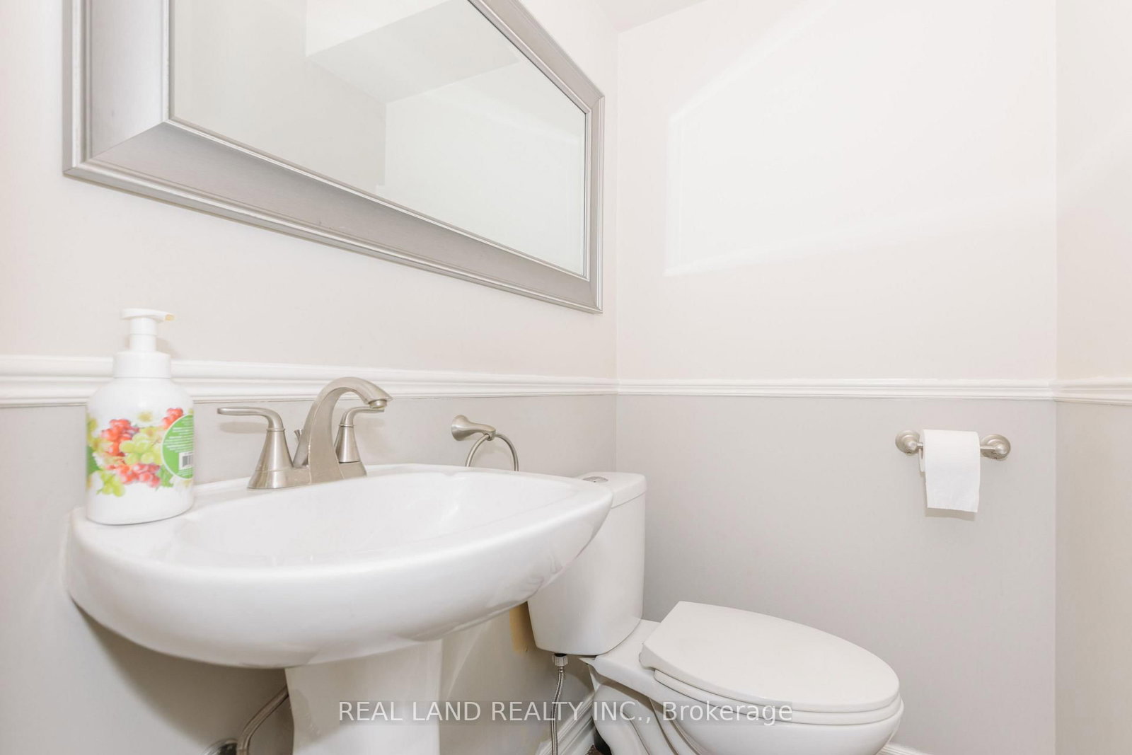 697 Limpert Terrace • Newmarket, ON photo 13