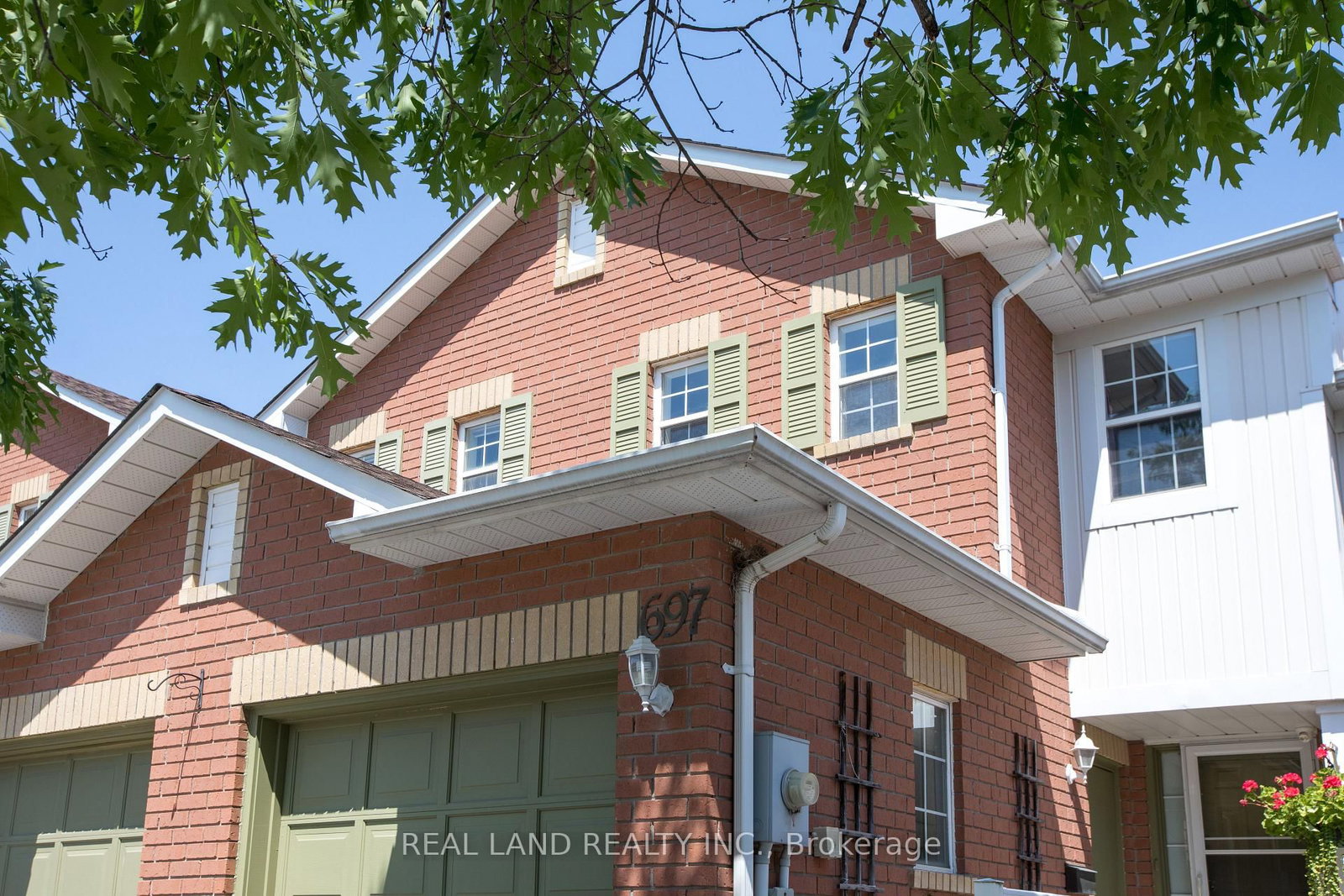 697 Limpert Terrace • Newmarket, ON photo 2