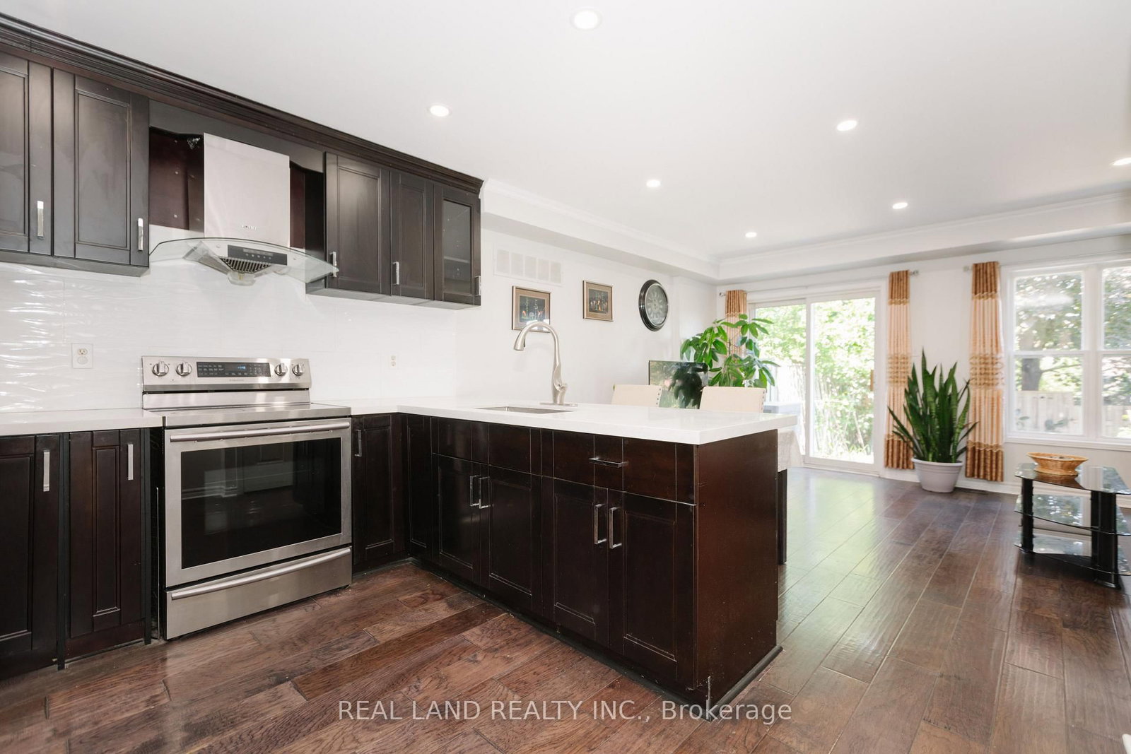 697 Limpert Terrace • Newmarket, ON photo 3
