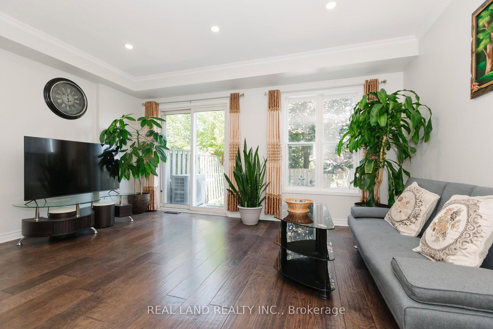 697 Limpert Terrace • Newmarket, ON photo 8