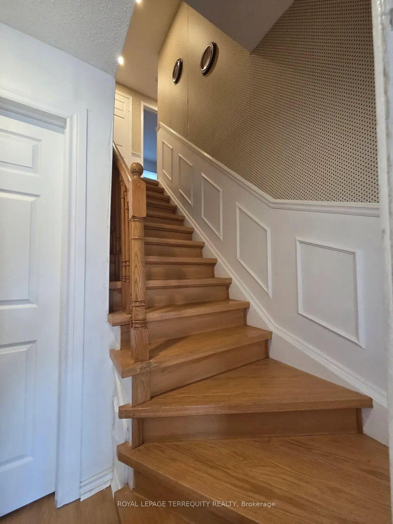 Upper - 309 Harewood Boulevard