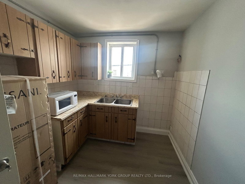 37 Holland St W photo 2