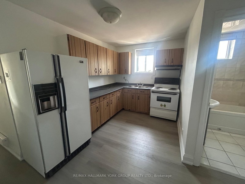 37 Holland St W photo 2