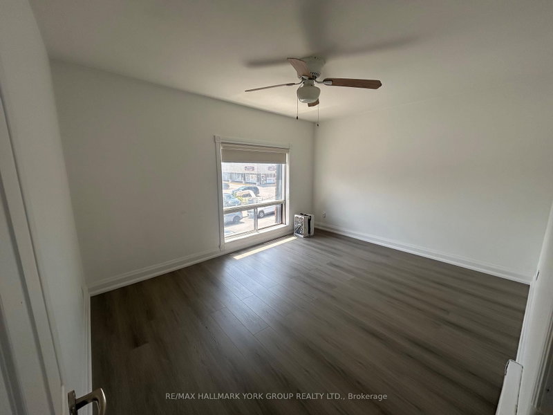 37 Holland St W photo 3