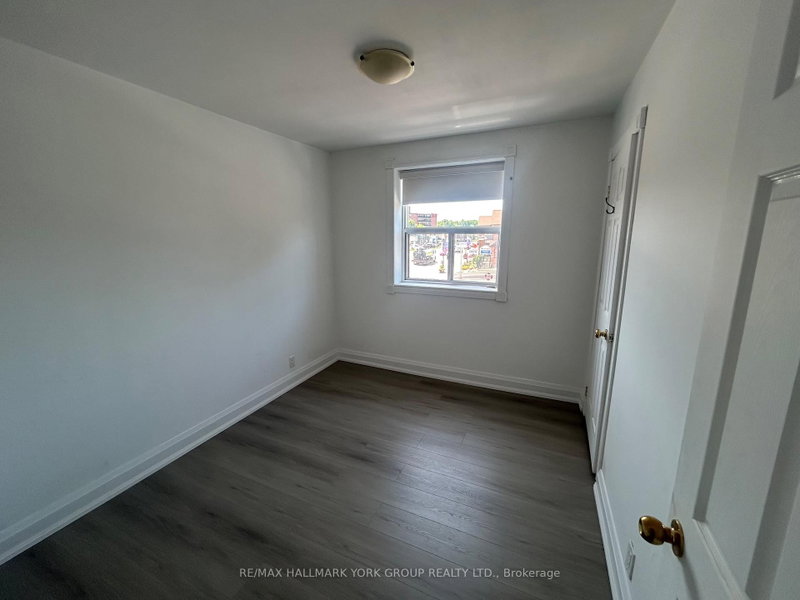 37 Holland St W photo 5