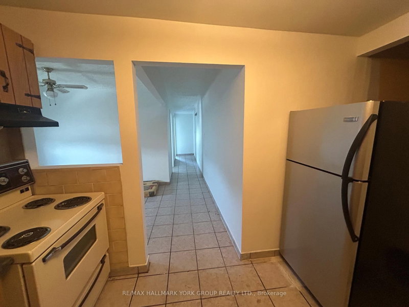 37 Holland St W photo 3