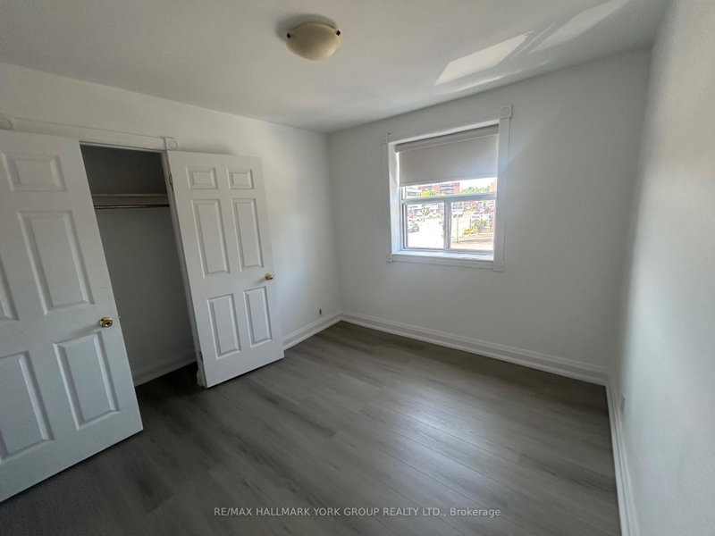 37 Holland St W photo 5