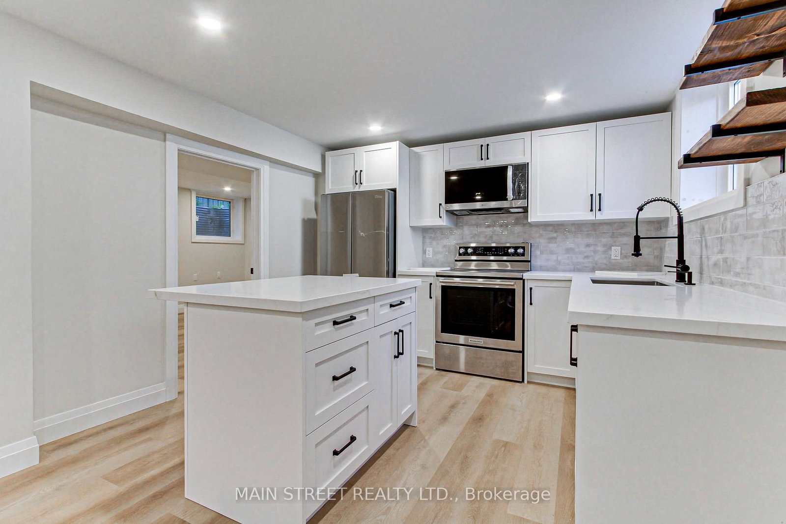 B - 4 Carrington Place, Bradford West Gwillimbury 5