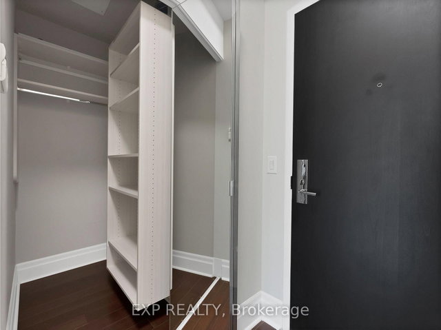 1004 - 131 Upper Duke Crescent