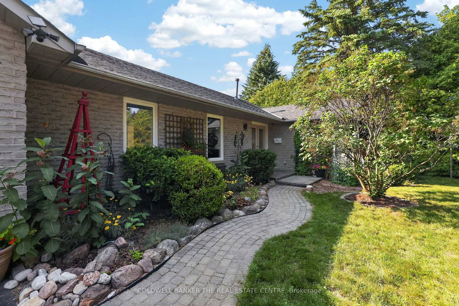 16 Hi View Drive • East Gwillimbury, ON photo 1
