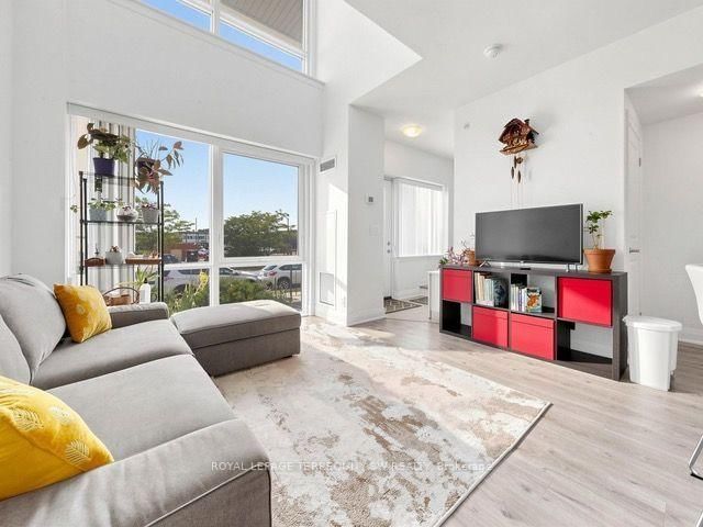 Th114 - 12 Woodstream Boulevard 4