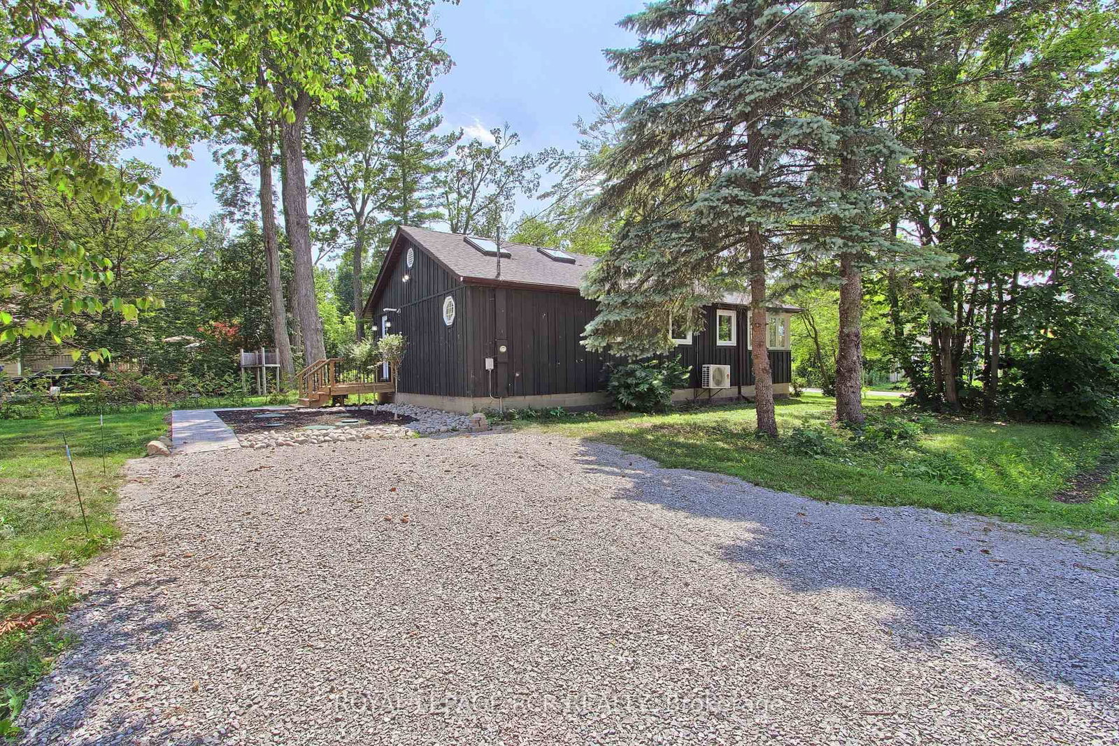 3967 Algonquin Avenue • Innisfil, ON photo 2