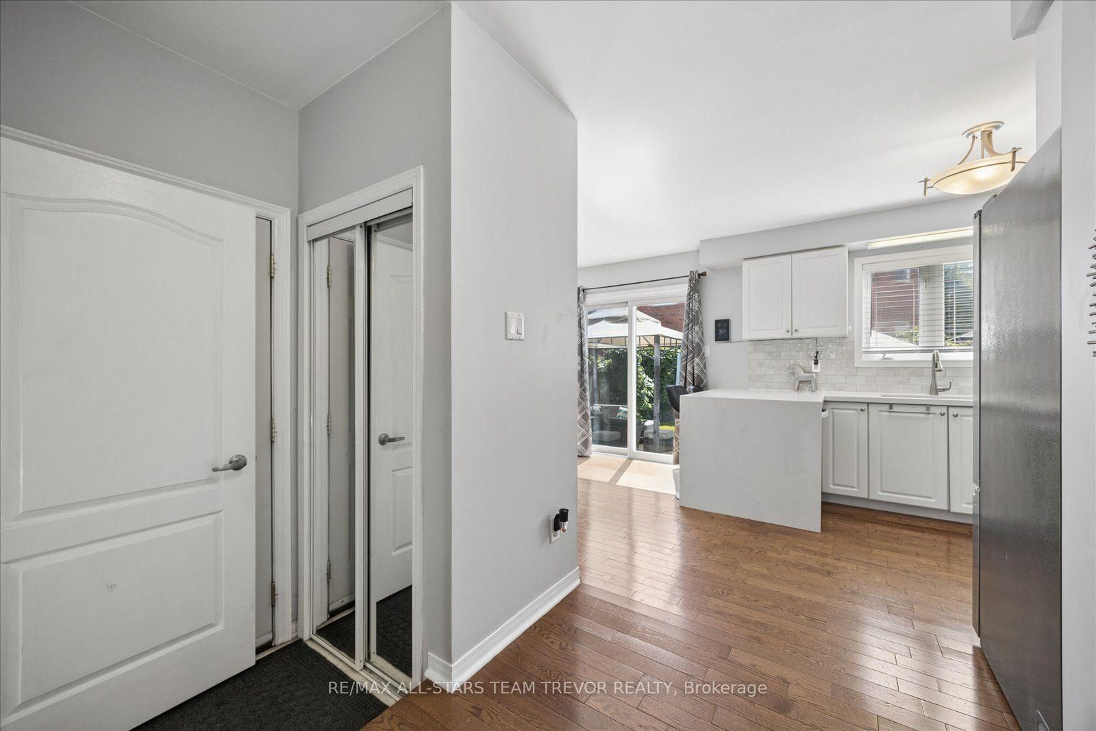 30 Laurendale Avenue • Georgina, ON photo 3