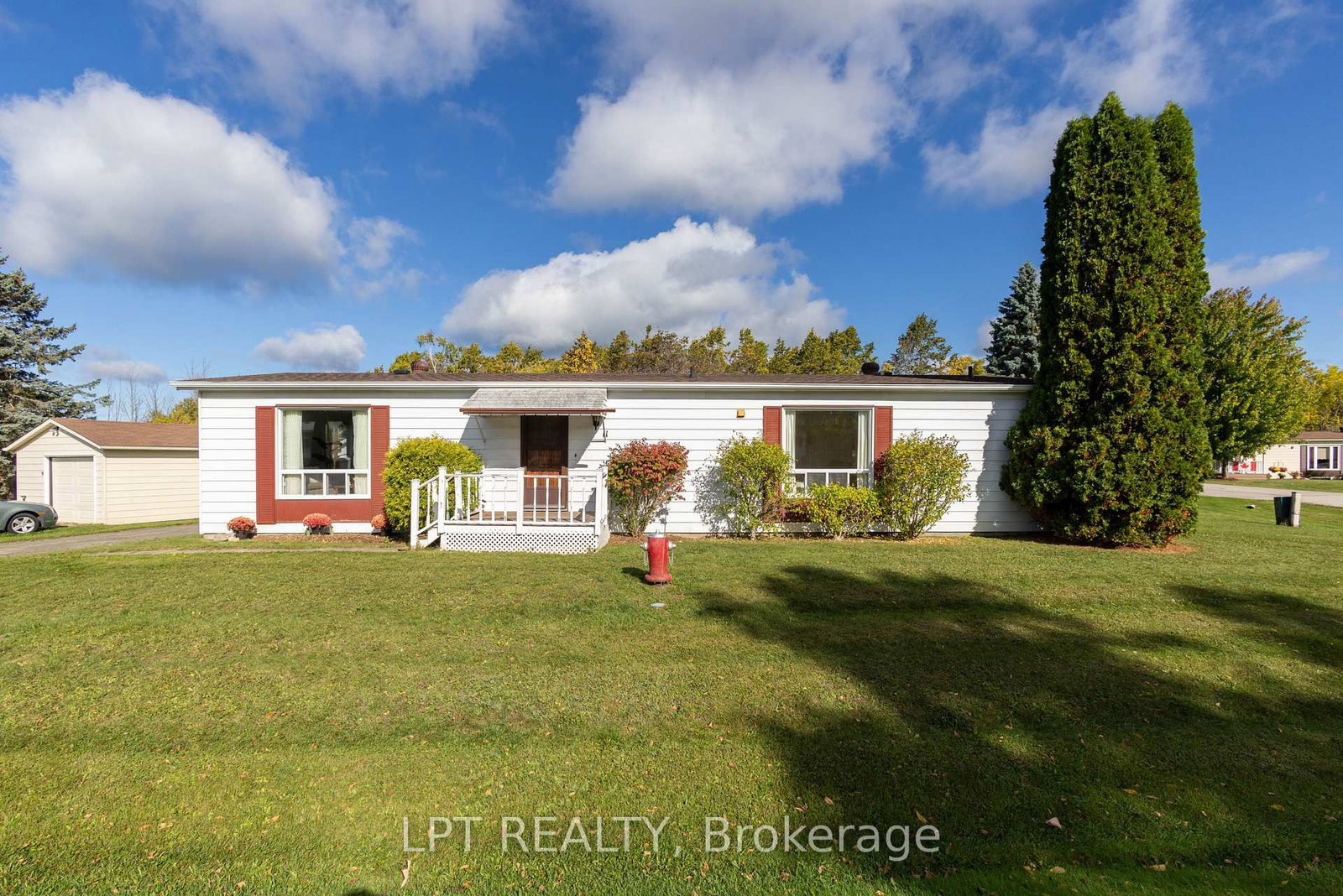 11 Geneva Court • Georgina, ON photo 2