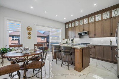71 Silk Twist Drive • East Gwillimbury, ON photo 8