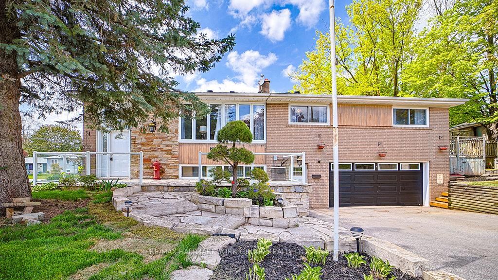 689 Sunnypoint Drive • Newmarket, ON photo 1