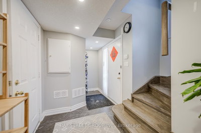 52 Leitchcroft Crescent — photo 2