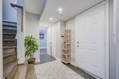 52 Leitchcroft Crescent — photo 3