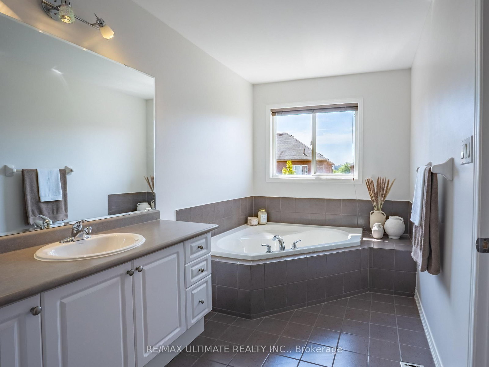 43 Shelbourne Drive • Vaughan, ON photo 19