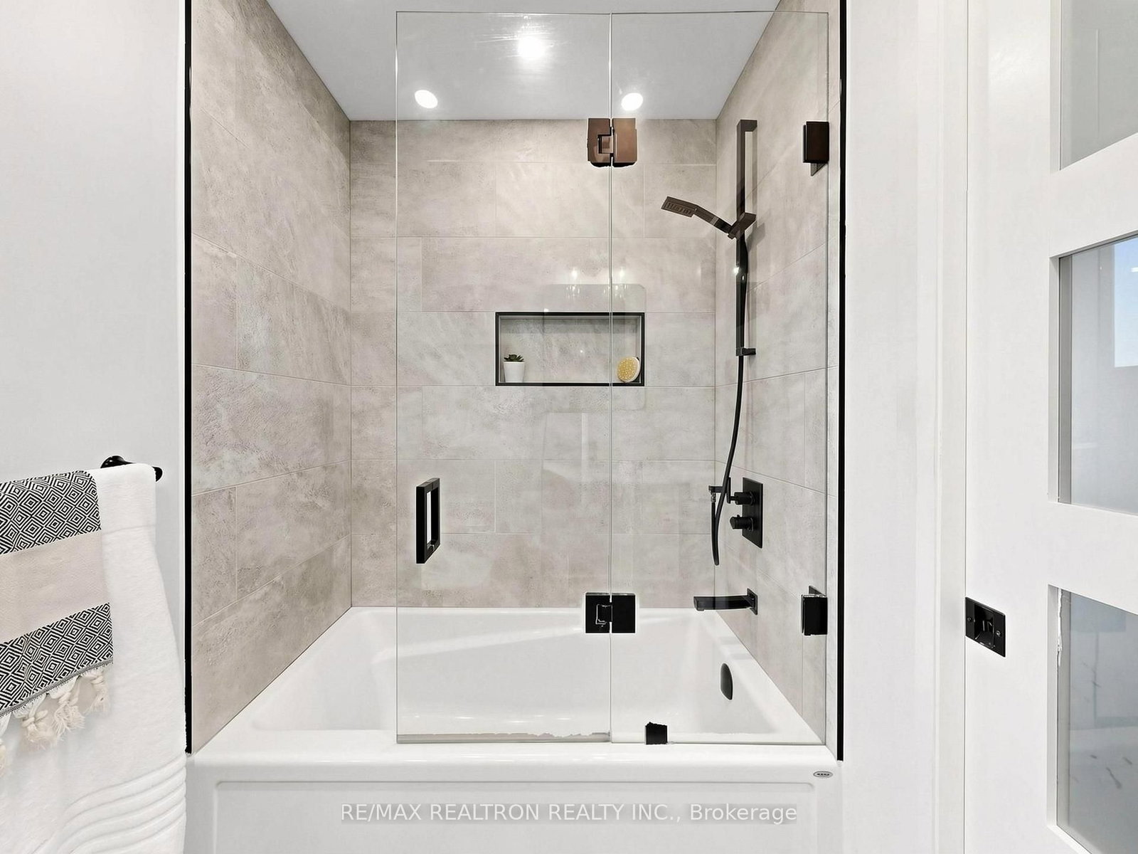 93 Stiver Drive • Newmarket, ON photo 34