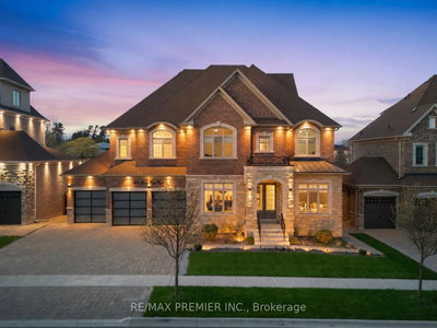 6-bed Detached House · 319 Torrey Pines Rd