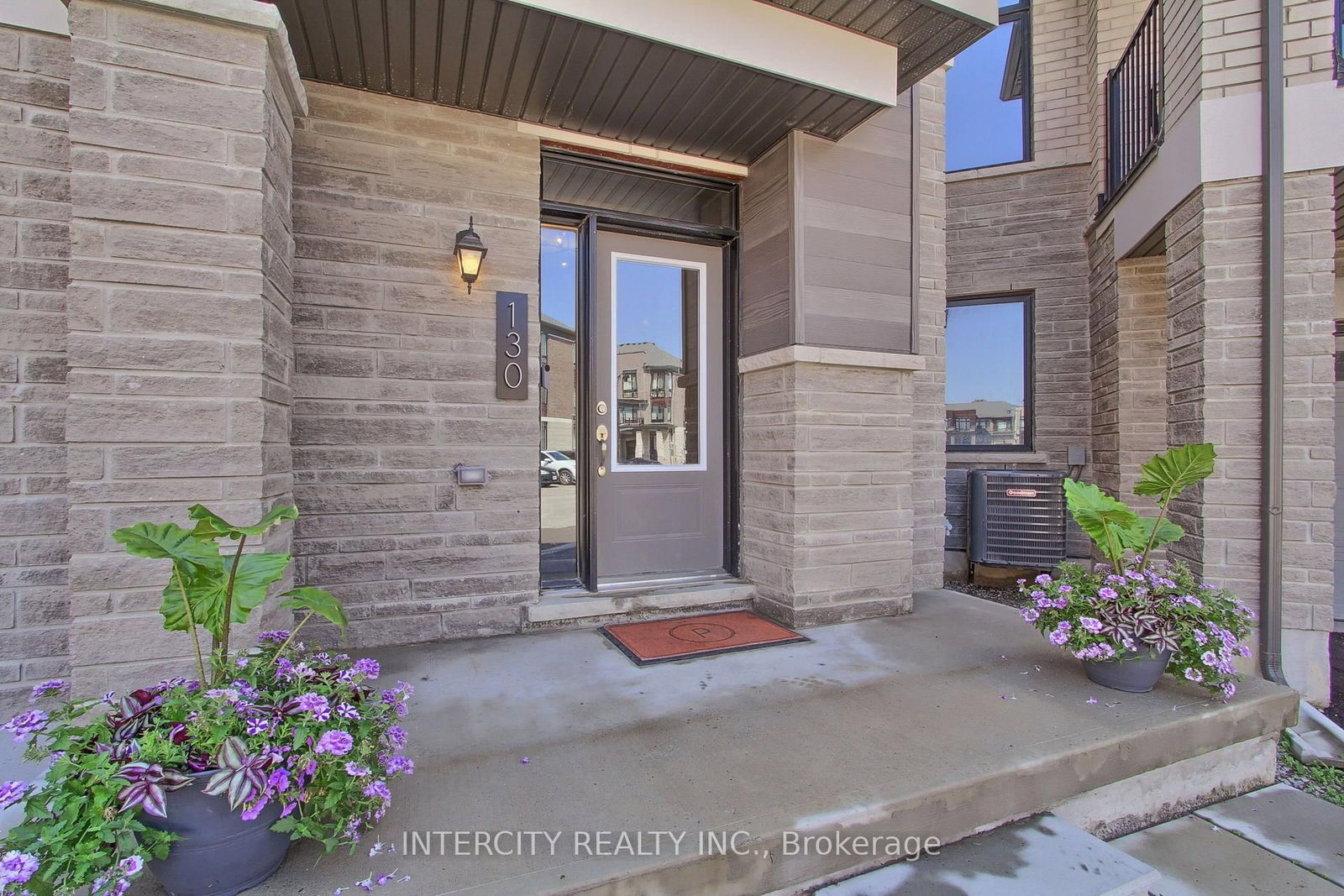 130 Blick Crescent • Aurora, ON photo 2