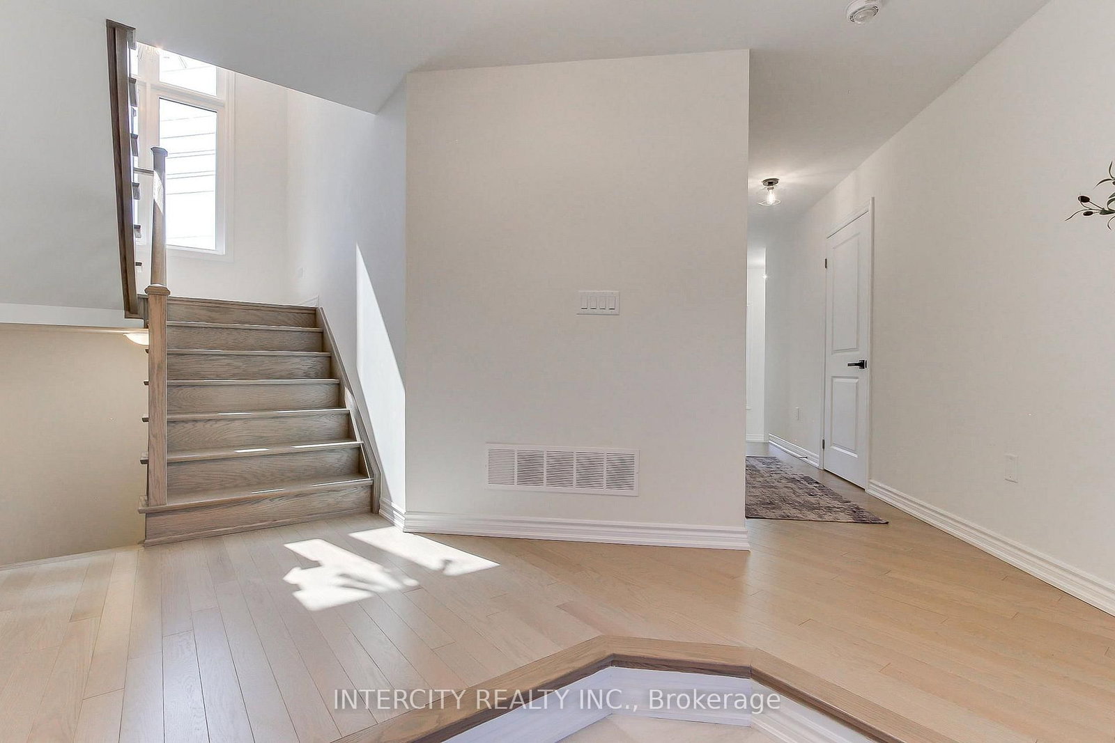 130 Blick Crescent • Aurora, ON photo 8